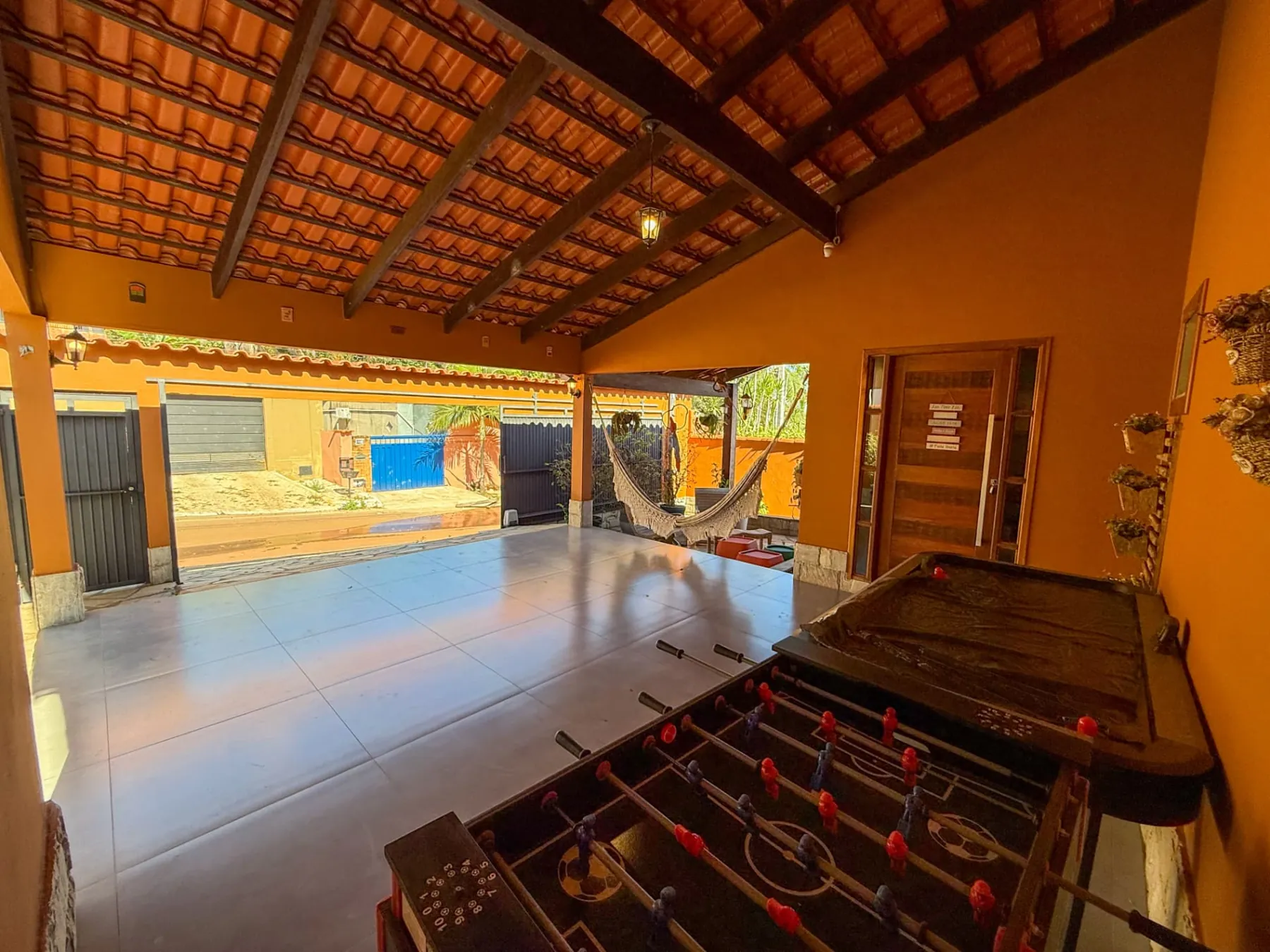 área de jogos com pebolim e sinuca
