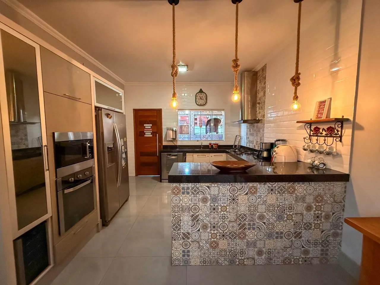 cozinha completa com ilha e azulejos