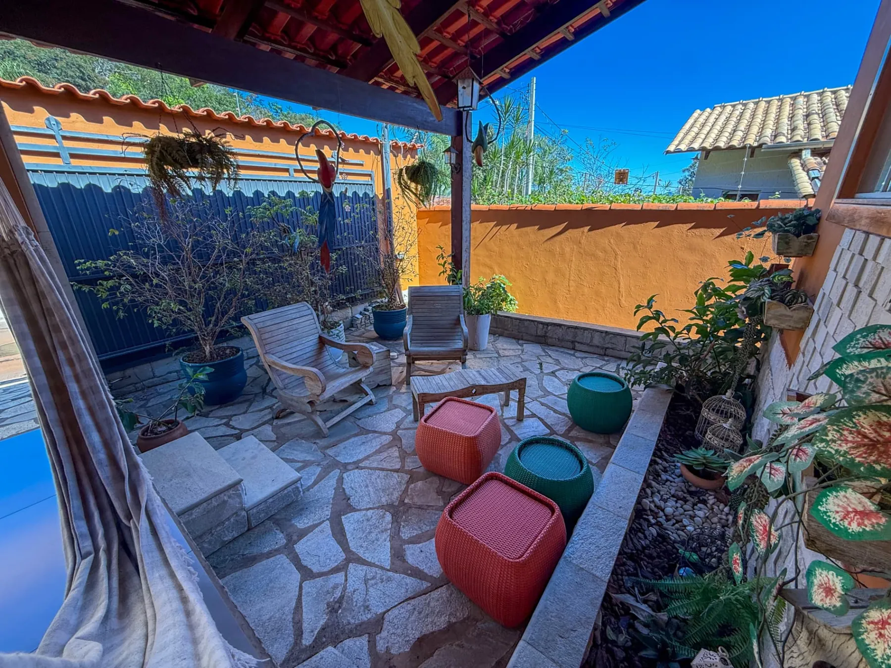 jardim com espaço de estar ao ar livre