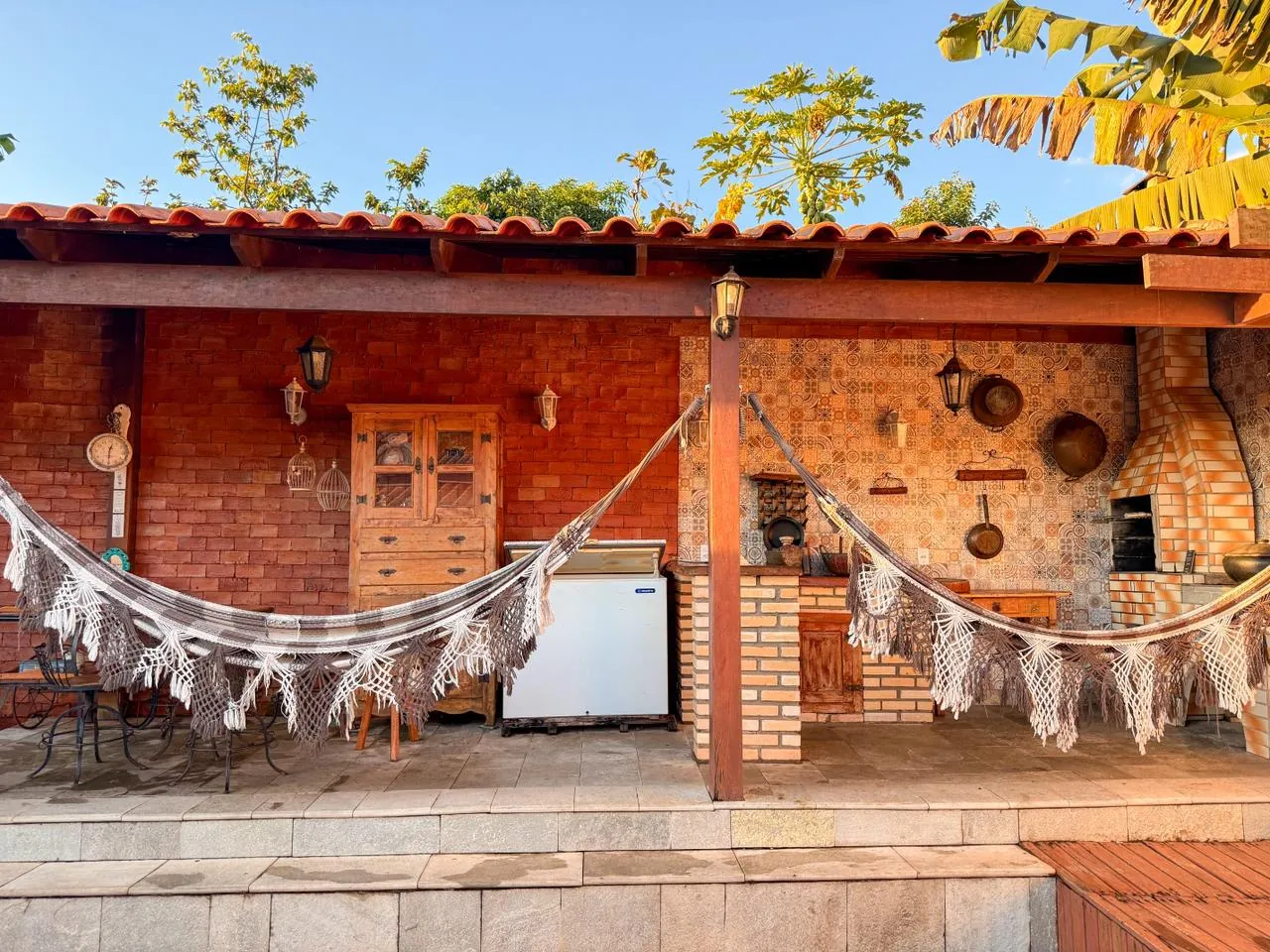 redes de descanso em frente à churrasqueira