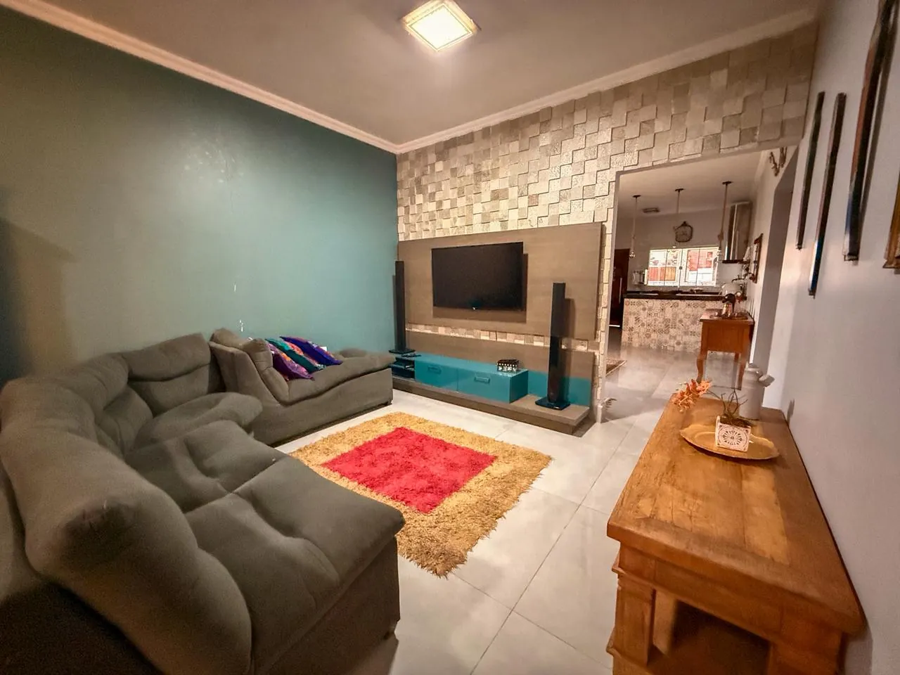 sala de TV com sofá amplo