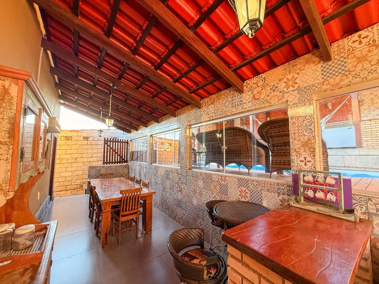 varanda gourmet com mesa e azulejos portugueses